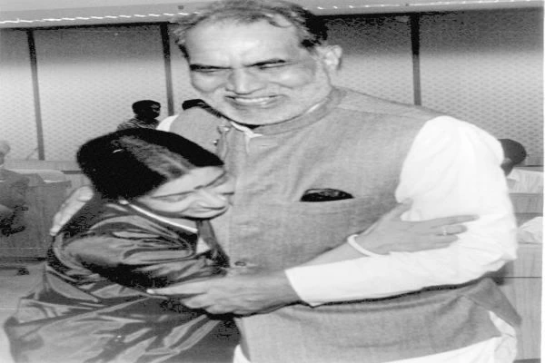 कौन था वह जिसने पहली बार 25 साल की सुषमा को कैबिनेट मंत्री बनवाया, बर्खास्त हुईं तो