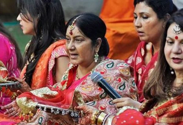 सुषमा स्वराज इकलौती राजनेता जो करवा चौथ-तीज में दुल्हन के लुक में आती थीं 