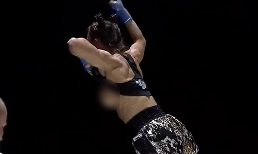 The female boxer lost her senses in the joy of victory, showed her private part by raising the T-shirt. VIDEO went viral