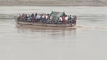 चंबल नदी में खराब हुआ स्टीमर: 100 से ज्यादा यात्रियों की जान खतरे में