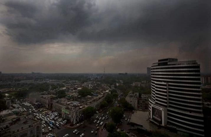 Delhi sees 'very poor' air quality despite rain; Twitterati share thunderstorm
