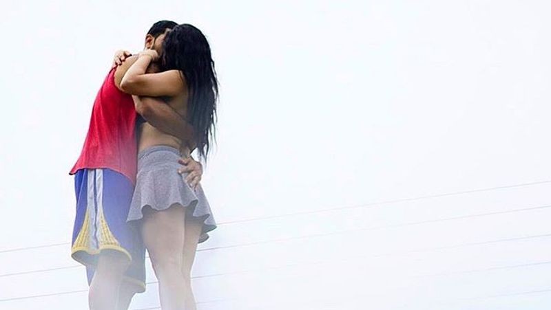 कृष्णा स्कर्ट पहने नजर आ रही हैं