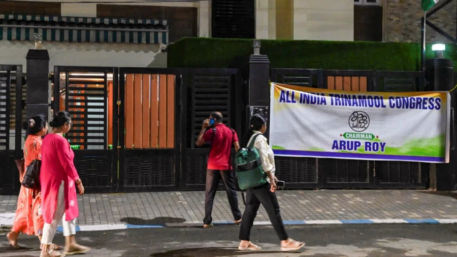 ममता बनर्जी को बड़ा झटका: बागी गुट ने कोलकाता में टीएमसी मुख्यालय पर किया कब्जा