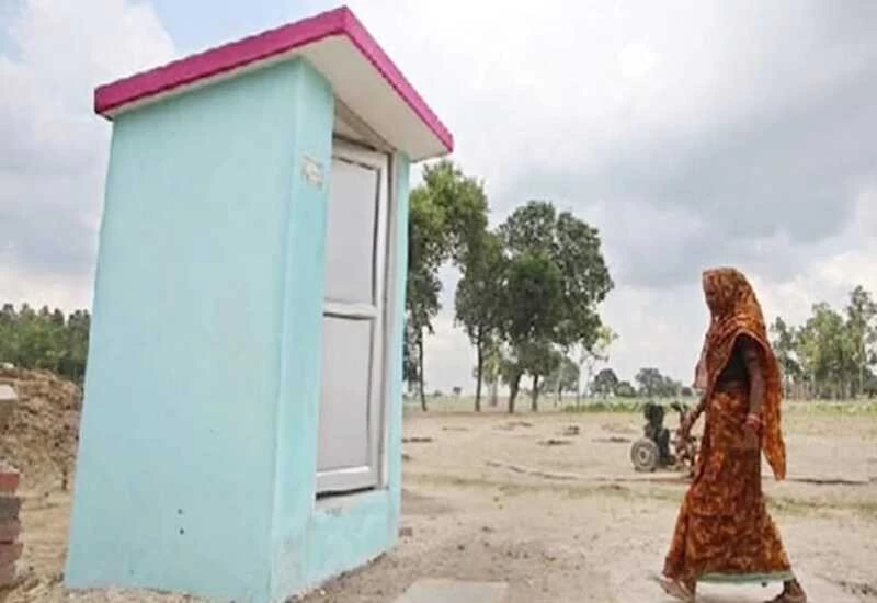 The government gave toilets for toilet, this person made the toilet a kitchen | सरकार ने शौच के लिए दिए शौचालय, इस शख्स ने टॉयलेट को ही किचन बना लिया