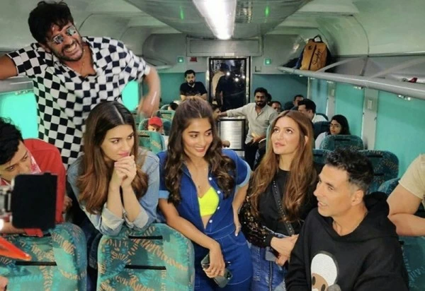 हाउसफुल 4 की प्रमोशन एक्स्प्रेस ट्रेन कोटा पहुंची, एक भी एक्टर नहीं आया बाहर; फैन्स हुए नाराज 