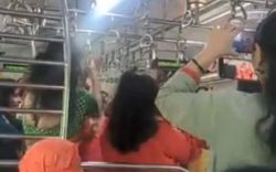 Women passenger perform Garba in Mumbai local train Video viral on Social Media