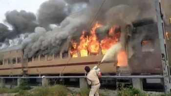 सासाराम पटना पैसेंजर ट्रेन में लगी भीषण आग एक बोगी जलकर खाक