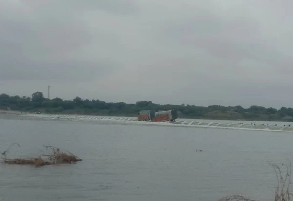 बनास नदी के तेज बहाव में फंसे दो ट्रक, ग्रामीणों ने बहादुरी से बचाई ड्राइवरों की जान 