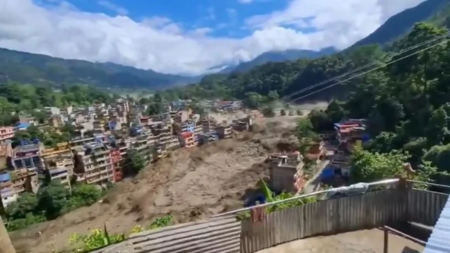 नेपाल में सैलाब से बिहार में हाई अलर्ट गंडक में 3 मीटर ऊंची लहरों का खतरा
