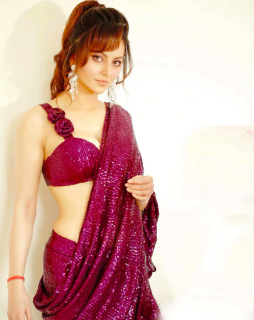 उर्वशी रौतेला (Urvashi Rautela) ने इंस्टा पर शुक्रवार को अपनी कुछ और तस्वीरें शेयर की हैं