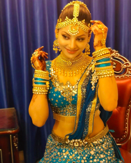 उर्वशी रौतेला (Urvashi Rautela) ने इंस्टा पर शुक्रवार को अपनी कुछ और तस्वीरें शेयर की हैं