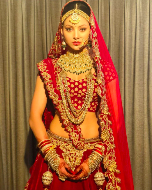 उर्वशी रौतेला (Urvashi Rautela) ने इंस्टा पर शुक्रवार को अपनी कुछ और तस्वीरें शेयर की हैं