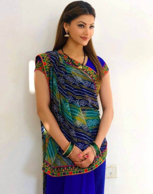 उर्वशी रौतेला (Urvashi Rautela) ने इंस्टा पर शुक्रवार को अपनी कुछ और तस्वीरें शेयर की हैं