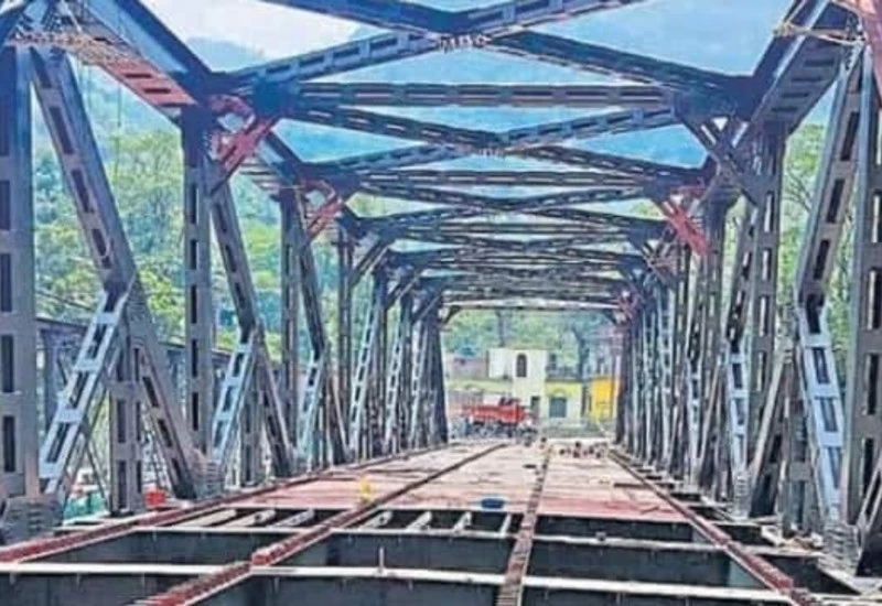 मैदानी इलाकों से पर्वतीय जिलों में जाने पर जान का हो सकता है खतरा, लाइफलाइन पुलों का काम अटका