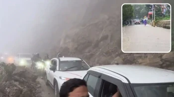 उत्तराखंड में बारिश का तांडव: 2 जिलों में रेड अलर्ट, स्कूल बंद और 17 सड़कें ठप