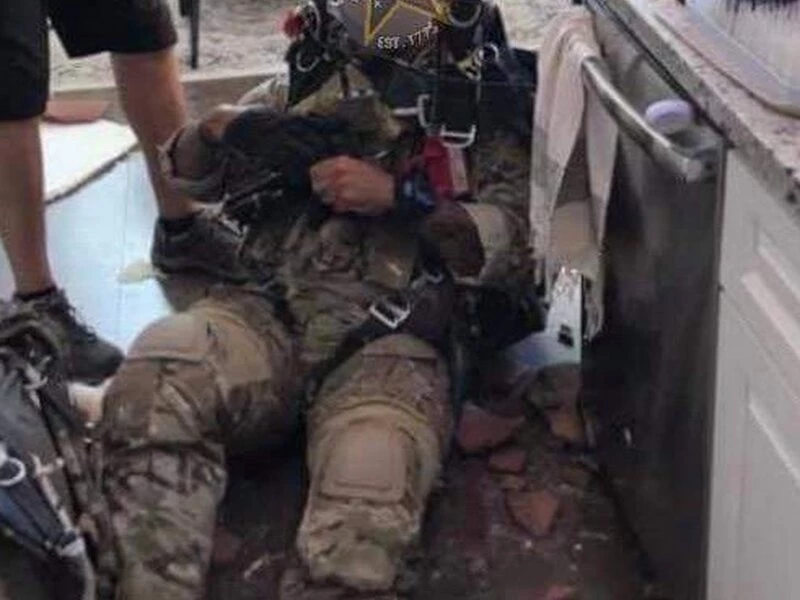 Soldier taking parachute training tore the ceiling and landed directly in the kitchen, know what happened then