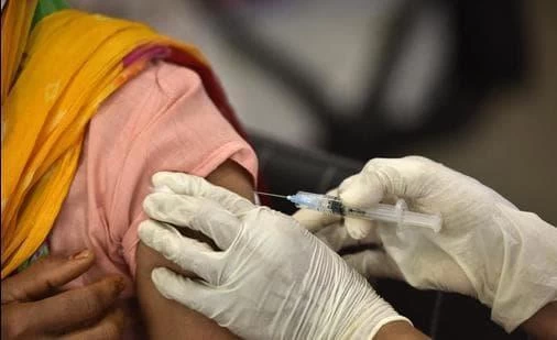 ठाणे की महिला का दावा- 10-15 मिनट में लगाई गईं कोविड-19 वैक्सीन की 3 डोज़; जांच के आदेश