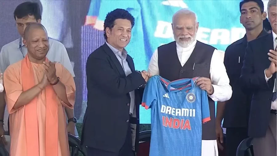 वाराणसी में PM मोदी ने रखी स्टेडियम की आधारशिला, सचिन तेंदुलकर ने भेंट की जर्सी