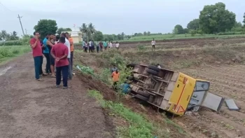 अहिल्यानगर में 50 बच्चों से भरी स्कूल बस पलटी, 15 छात्र घायल, एक की हालत गंभीर