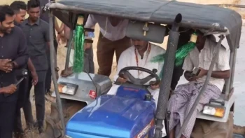 सीएम विजय का अनोखा अंदाज: मदुरंतकम में चलाया ट्रैक्टर, बुजुर्ग महिला ने उतारी आरती