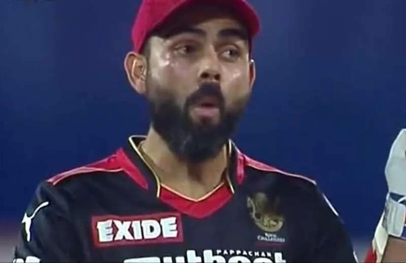 Glenn Maxwell Smashes 100 Metre Massive Six Virat Kohli Gives Shocking Reaction See Viral Video