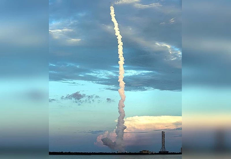 रात में क्वींसलैंड का आसमान हो गया रोशन, चीन ने अंतरिक्ष में भेजा रॉकेट वायुमंडल में आया जलते हुए