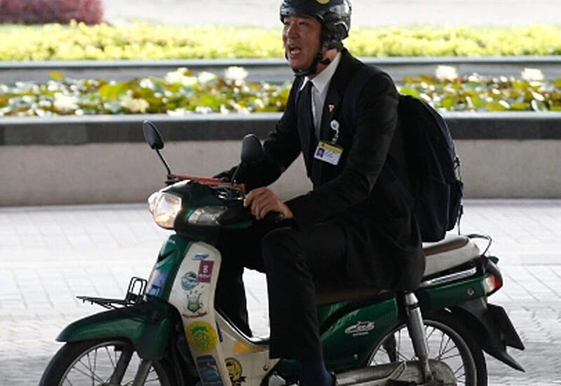 थाईलैंड के इस नेता को बीयर का बहुत शौक है, संसद में 'बीयर बिल' पास कराना चाहते हैं