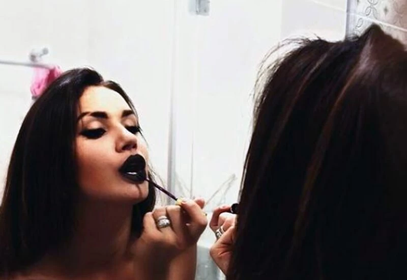 Female lawyer who came out of the house after speaking of a holiday trip, was caught doing nude photoshoot