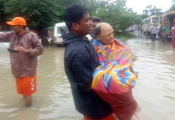 वडोदरा में 4 घंटे में 28 सेमी बारिश, एनडीआरएफ ने 1000 लोगों को सुरक्षित जगह पहुंचाया