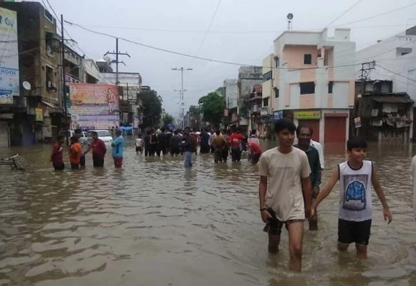 वडोदरा में 4 घंटे में 28 सेमी बारिश, एनडीआरएफ ने 1000 लोगों को सुरक्षित जगह पहुंचाया