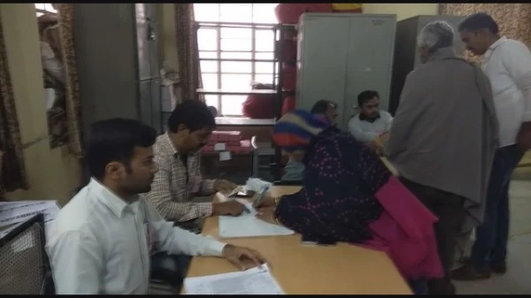 बीकानेर नगर निगम के 80 वार्डों के चुनाव के लिए मतदान जारी केंद्रीय मंत्री अर्जुन राम मेघवाल ने किया मतदान