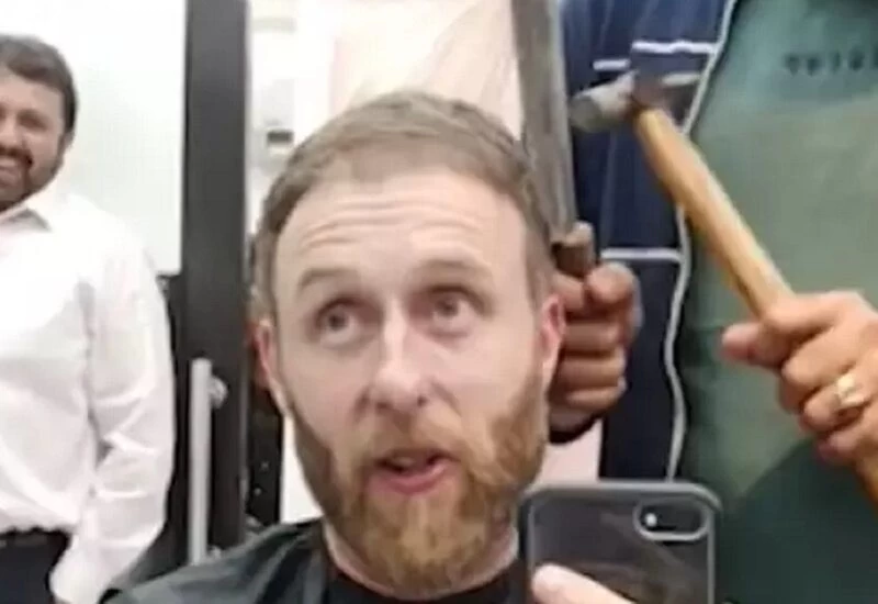 इस सैलून में होती है कैंची से नहीं, हथौड़े और चाकू से कटिंग, वीडियो वायरल