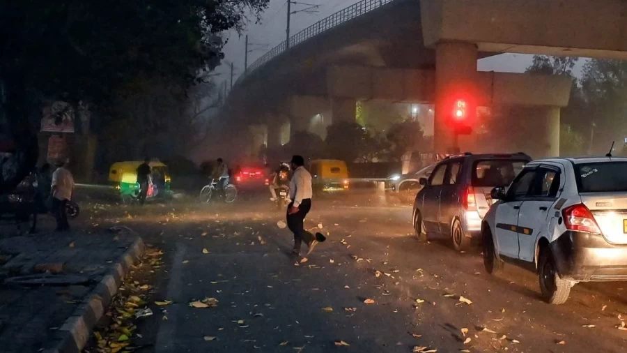 दिल्ली-NCR में मौसम का तांडव: 60km की रफ्तार से हवाएं और बारिश, IMD का बड़ा अलर्ट