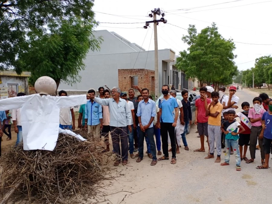 डोटासरा को अध्यक्ष बनाने से नाराजगी, सिरोही में फूंका पुतला, दिल्ली राजपूत परिषद के अध्यक्ष बोले प्रताप के अपमान का इनाम दिया