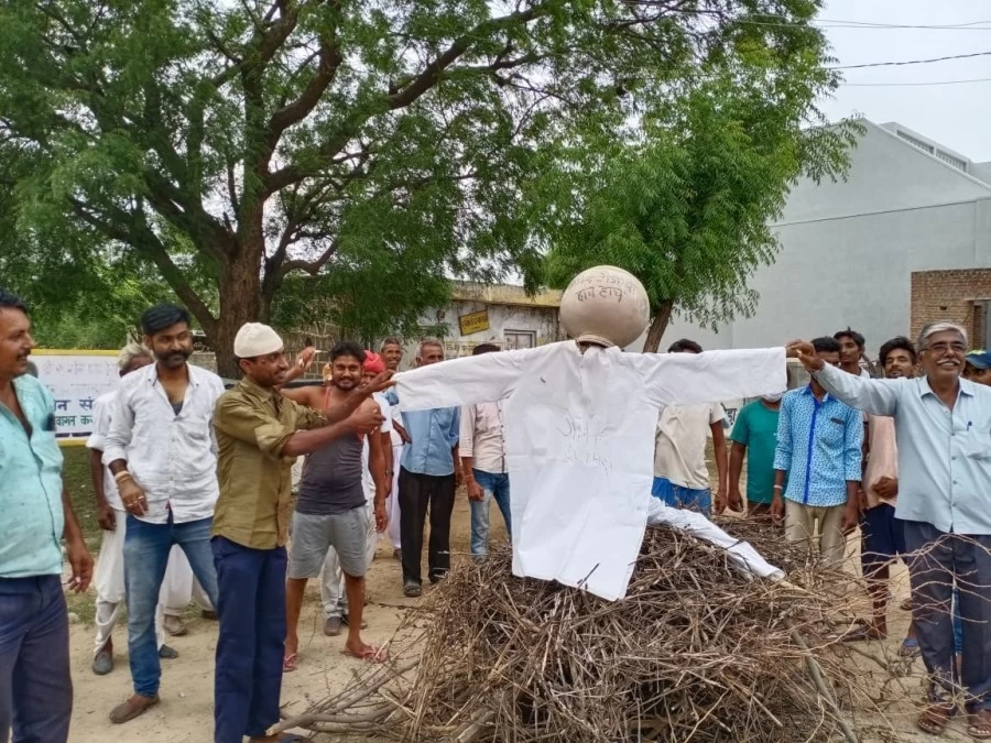 डोटासरा को अध्यक्ष बनाने से नाराजगी, सिरोही में फूंका पुतला, दिल्ली राजपूत परिषद के अध्यक्ष बोले प्रताप के अपमान का इनाम दिया