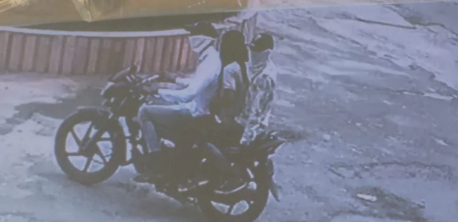 पॉश कॉलोनी में दिनदहाड़े लुटेरे युवक से डेढ़ लाख रुपए से भरा बैग झपटकर ले उड़े