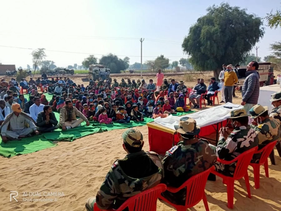 भारत-पाक सीमा पर ग्रामीणों ने बीएसएफ के साथ विजय दिवस का पर्व मनाया