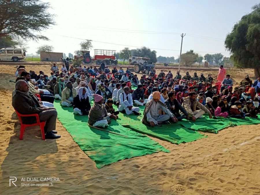 भारत-पाक सीमा पर ग्रामीणों ने बीएसएफ के साथ विजय दिवस का पर्व मनाया