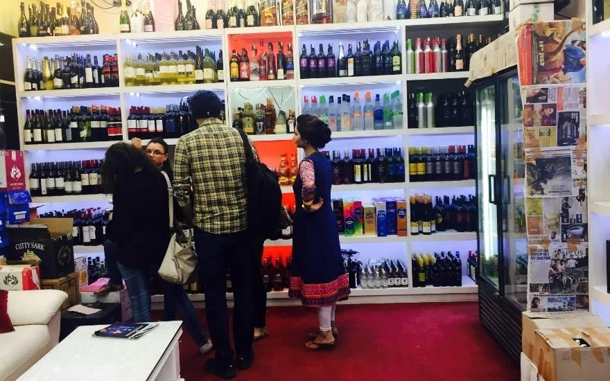 शॉपिंग मॉल्स में भी मिलेगी शराब, कल से शुरू होगी लाइसेंस की प्रक्रिया