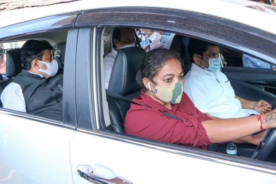 महाराष्ट्र में अजित पवार व अन्य की कार महिला कॉन्स्टेबल ने की ड्राइव; मंत्री ने की प्रशंसा