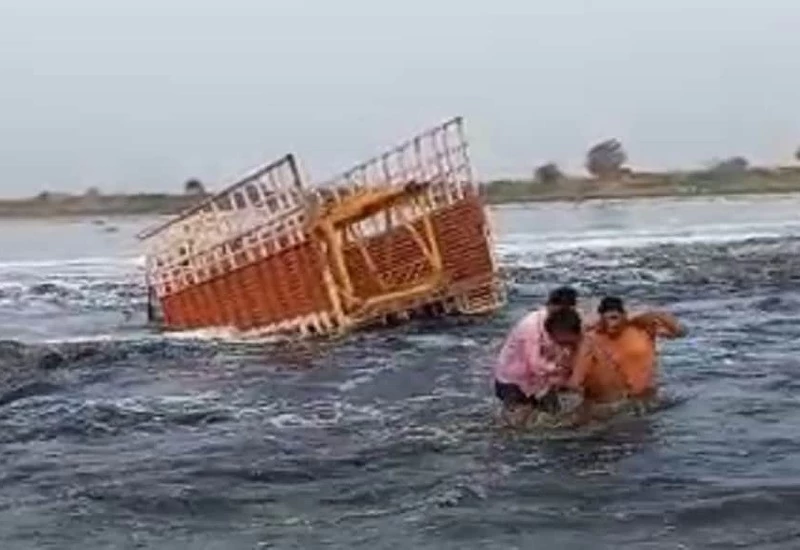 OMG: The canter drifted in the strong current of Yamuna, this young man dragged the driver to death