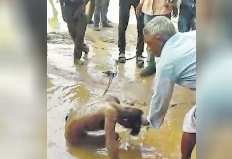 चाेरी के संदेह में 14 साल के बच्चे के कपड़े उतरवाए, हाथ-पैर बांधकर कीचड़ में पटककर पिटाई