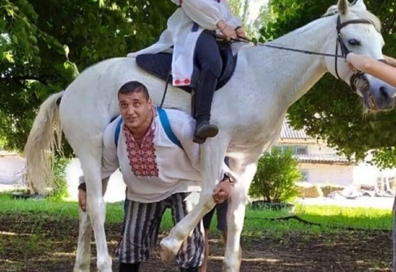 यह शख्स घोड़े को अपने कंधे पर उठा लेता है, ताकत देखकर लोग हुए आश्चर्यचकित, Video