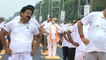 अंतरराष्ट्रीय योग दिवस 2026: कोलकाता में 35000 लोगों के साथ पीएम मोदी ने किया योग